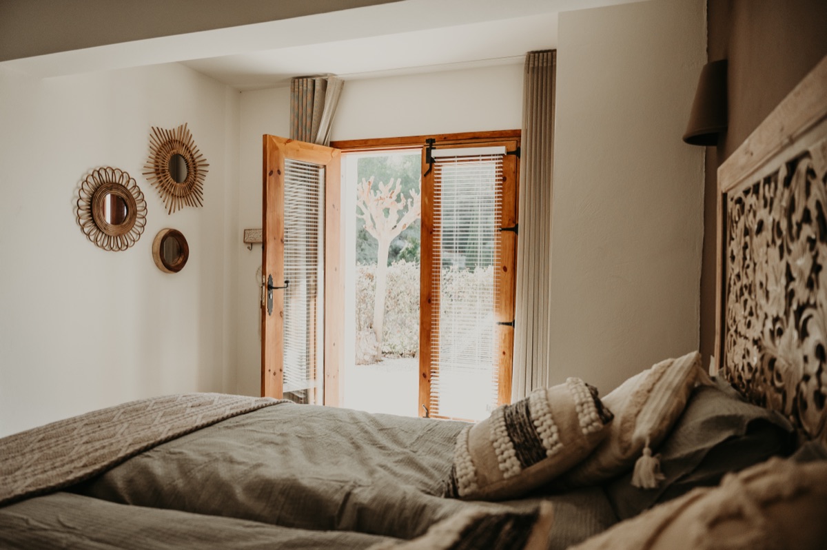 Ligstoelen bij de tuin